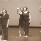 Tanz- und Bewegungstheater Ensemble "Körpertheater TAP" und "Get pysical" in der Performance "Rastlos" 2008 im Saalbau Neukölln Regie und Choreographie: Denise Noack und Maike Bartz